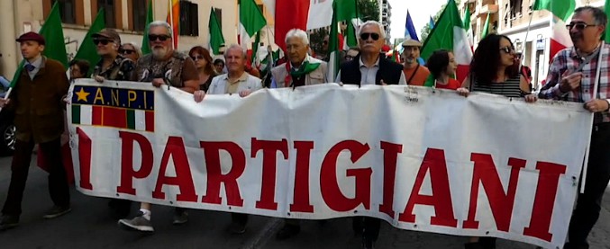 Copertina di 25 aprile, Anpi in corteo a Roma dopo lo strappo della Comunità ebraica. Raggi: “Cammino unitario molto duro”