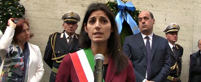 Copertina di 25 aprile, il discorso della sindaca Raggi alla cerimonia della Comunità ebraica: “Noi non all’altezza dei nostri padri”