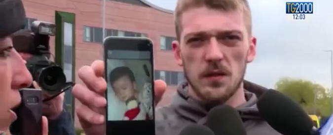 Copertina di Alfie Evans, il papà a Tv2000: “Mio figlio è ostaggio di questo ospedale. Il Papa venga a vedere quello che stiamo subendo”