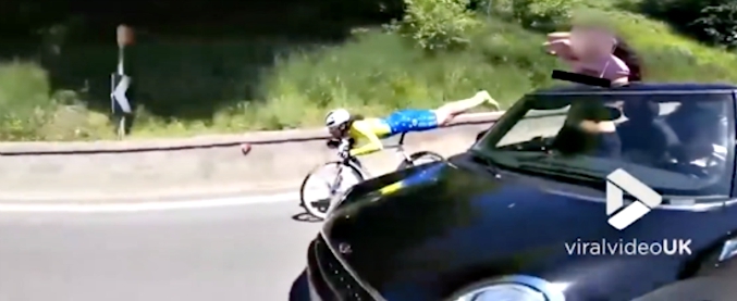 Copertina di Lo chiamano Superman: così il ciclista brucia tutti. Ma quella che si spoglia al suo passaggio non è Wonder Woman