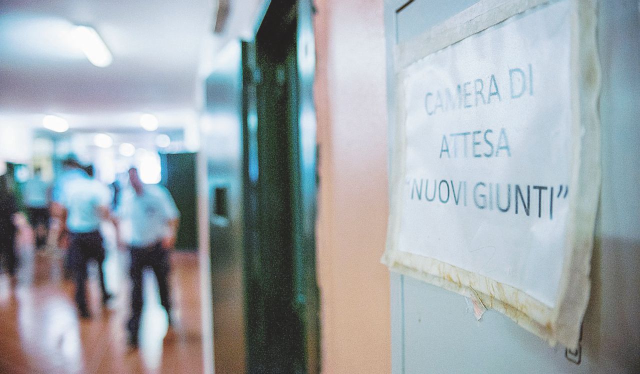 Copertina di Accusa le guardie di rubare e viene massacrato in cella