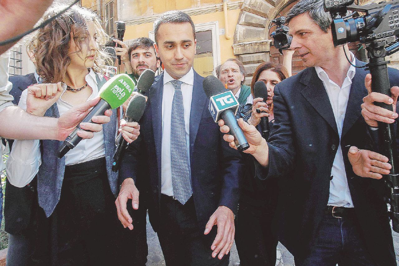 Di Maio alza l’asticella col Pd e avverte B. sulle televisioni