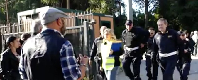 Copertina di Roma, campo rom da sgomberare ma i vigili sbattono contro la solidarietà. Così la Coop fa saltare il piano del comune