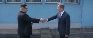 Copertina di Storico passaggio di confine, Kim entra in Corea del Sud. Sorrisi e stretta di mano con Moon