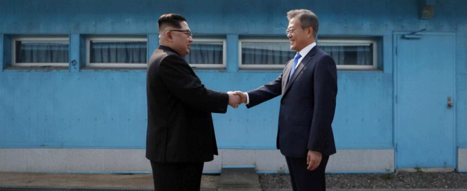 Copertina di Coree, storica stretta di mano al confine tra Kim e Moon: “Denuclearizzare la penisola e trattato di pace entro il 2018”