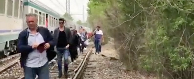 Copertina di Treno fuori dai binari nel Cuneese, passeggeri: “Abbiamo visto la morte in faccia”. Feriti lievi e linea interrotta