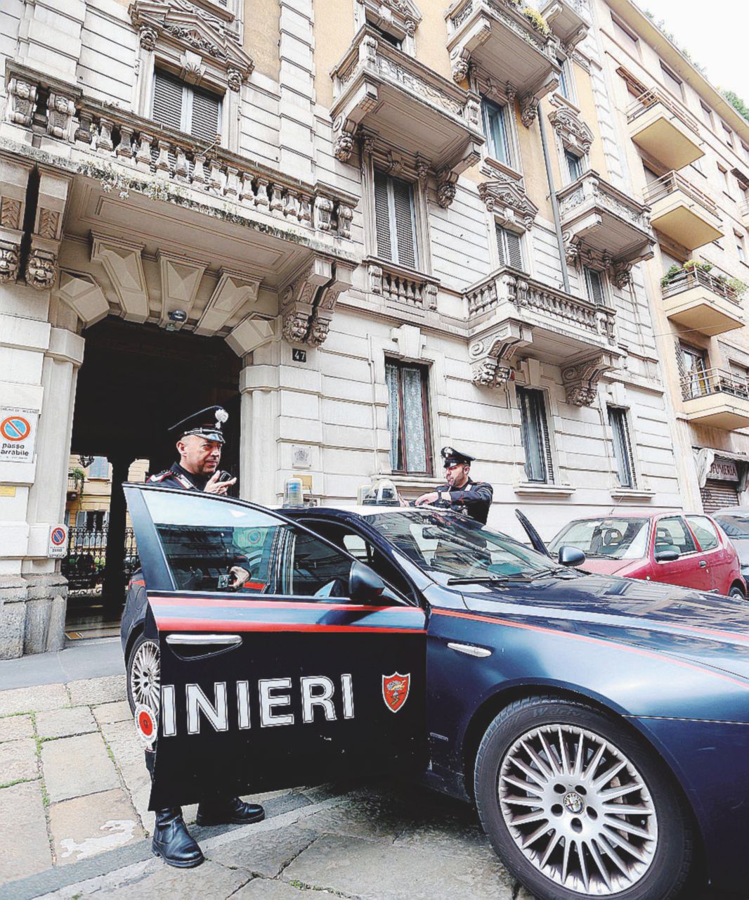 Sul posto - Carabinieri in via Settembrini. Qui è stato ucciso il bengalese - LaPresse Gang dei clandestini, undici ore di follia: rapine e un omicidio