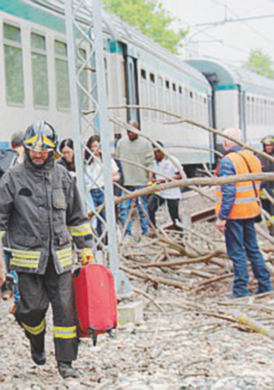 Una gru sui binari, il treno deraglia: dieci feriti non gravi