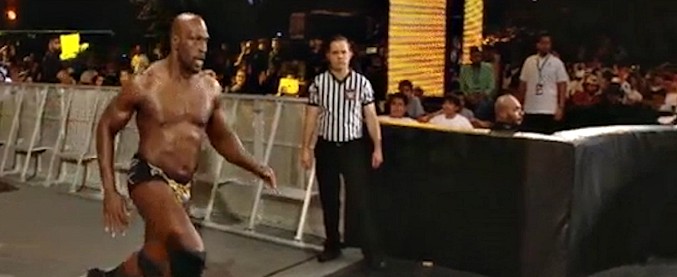 Copertina di Wrestling, l’entrata in scena è spettacolare: il lottatore arriva e finisce subito al tappeto. Ma non è come pensate