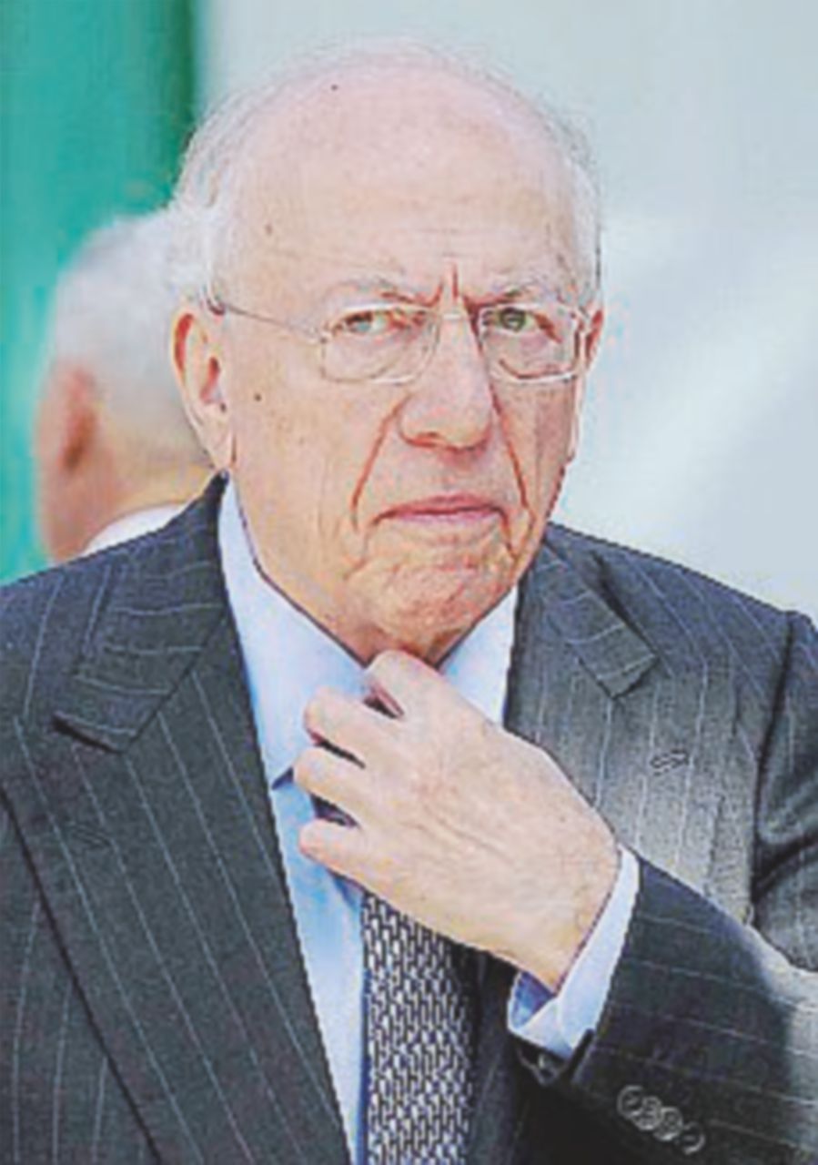 Confalonieri incassa più di 3,5 milioni, solo 1,6 a Pier Silvio