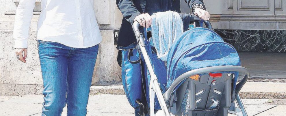 La consigliera Chiara Foglietta e Micaela Ghisleni con il figlio - Ansa Figli di coppie gay, nuovo caso a Roma. Ora tocca ai giudici