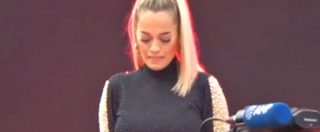 Copertina di Avicii, la popstar Rita Ora dedica un minuto di silenzio al dj morto. E davanti al pubblico si commuove
