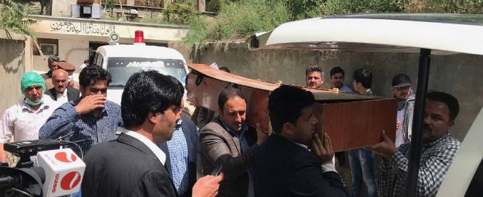 Kabul, doppio attentato kamikaze: 29 morti, tra cui 9 giornalisti. “Volevano colpire la stampa”. Isis rivendica