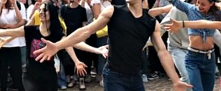 Copertina di Sorpresa a Milano, in Piazza della Scala c’è Roberto Bolle: il ballerino danza con i fan sulle note di Fame