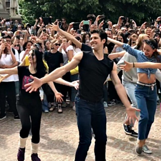 Sorpresa a Milano, in Piazza della Scala c’è Roberto Bolle: il ballerino danza con i fan sulle note di Fame