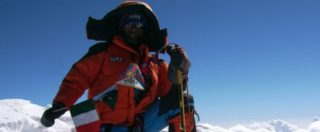 Copertina di Himalaya, alpinista italiano muore durante la scalata: “La sua tenda spazzata via dal vento”
