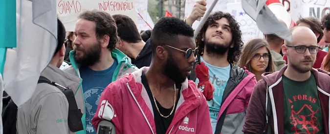 Copertina di Primo maggio, a Torino la prima volta dei rider Foodora. E davanti a Eataly scatta la protesta: “Sfruttamento”