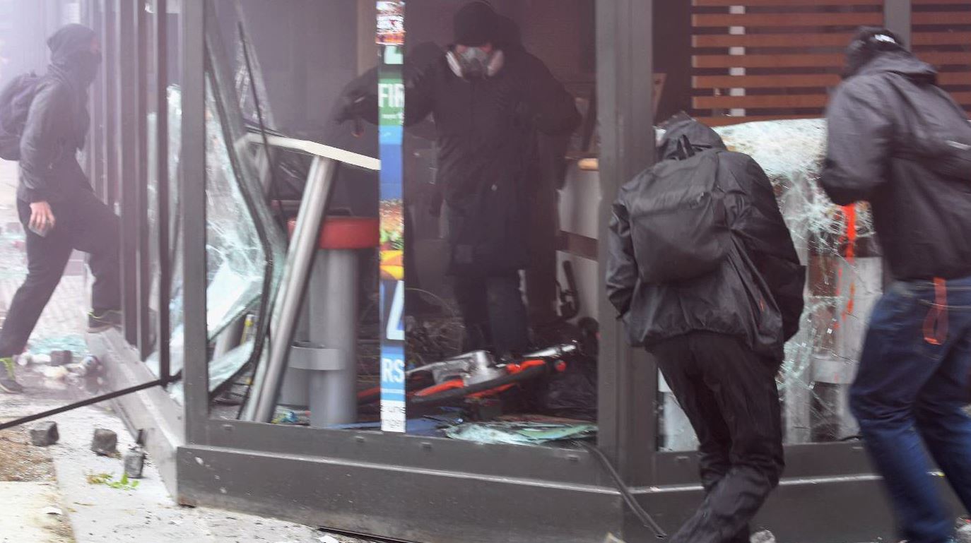 Copertina di Primo Maggio a Parigi, scontri tra manifestanti e polizia: concessionaria Renault incendiata, distrutto McDonald’s