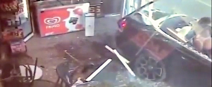 Copertina di Il playboy schianta la Rolls Royce da 300mila euro. E la abbandona fuggendo con le passeggere in bikini