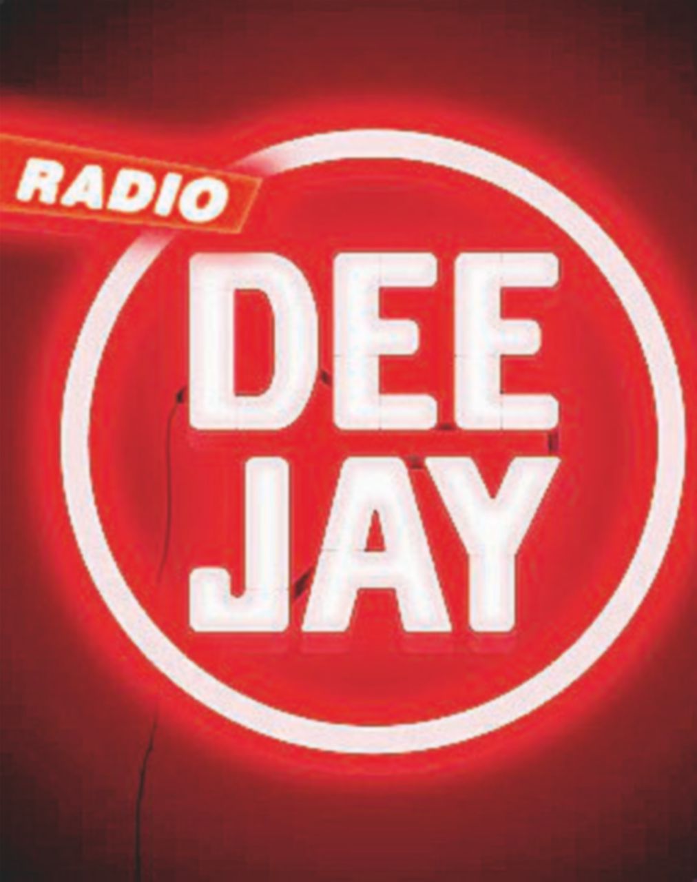 Radio Deejay alla guerra delle antenne: vince la piccola emittente, tocca ai pm
