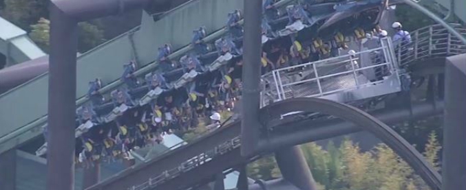 Copertina di Incubo sulle montagne russe: la giostra si blocca e 64 persone rimangono a testa in giù per due ore