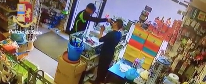 Copertina di Sardegna, quando si dice sangue freddo: ecco come reagisce il negoziante durante la rapina con pistola alla tempia