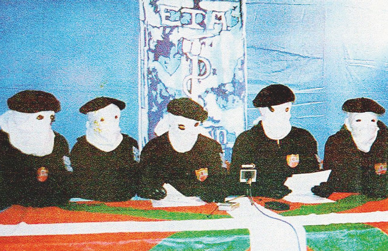 Simboli incappucciati - Esponenti di uskadi Ta Askatasuna leggono un comunicato sugli attentati nel 1999 - Ansa “Ci dissolviamo”: le ultime parole dell’Eta dopo 60 anni di terrorismo