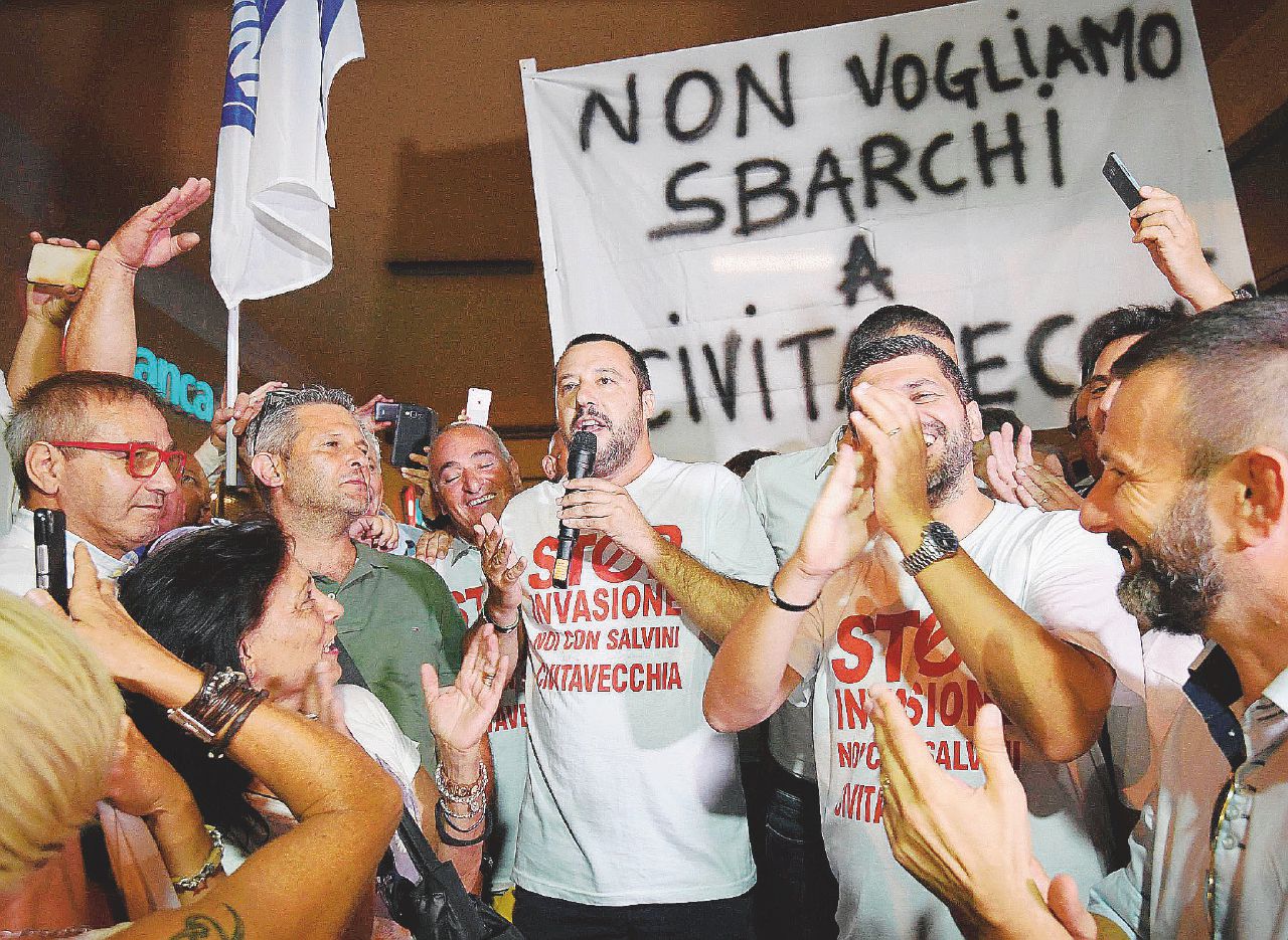 Il cattivista - Matteo Salvini durante una manifestazione anti-immigrati a Civitavecchia con la t-shirt “Stop invasione”. Altro suo cavallo di battaglia è la ruspa - Ansa Con il voto in Friuli è iniziato il “destra-centro”: ben oltre B.