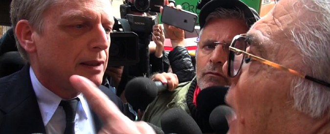 Copertina di Direzione Pd, Cuperlo contestato all’ingresso del Nazareno da un renziano: “No accordi. Te ne devi andare”