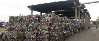 Copertina di Roma, Caudo: “Tmb Salario, dopo il rogo 2mila tonnellate di rifiuti all’aria aperta e viavai di mezzi”. Ama: “C’è autorimessa”