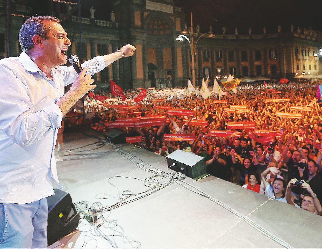 De Magistris organizza la sua rivoluzione (social) De Magistris organizza la sua rivoluzione (social)