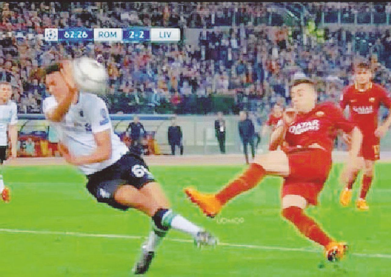 Chi l’ha visto? - Il mani in area del Liverpool all’Olimpico - Ansa I sacerdoti col fischietto e i sudditi-calciatori