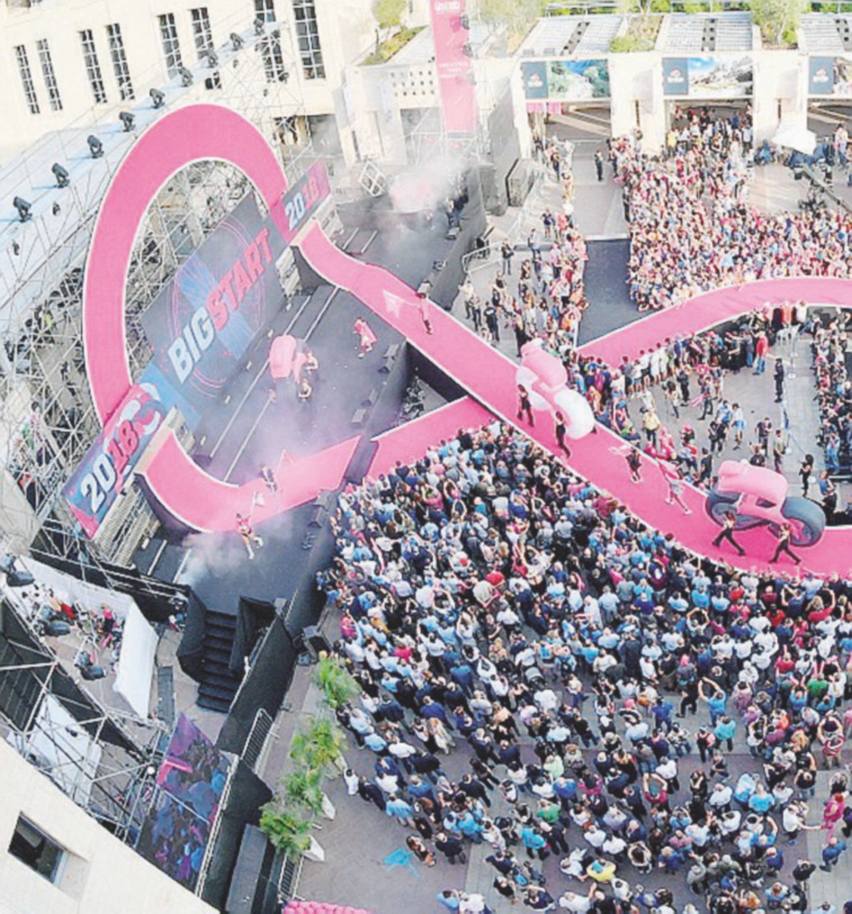 Oggi la crono - La presentazione delle squadre a Safra square, la piazza del municipio a Gerusalemme ovest: nel pomeriggio cronometro di 9,7 chilometri - Ansa Condono preventivo al Giro Froome corre oltre il doping