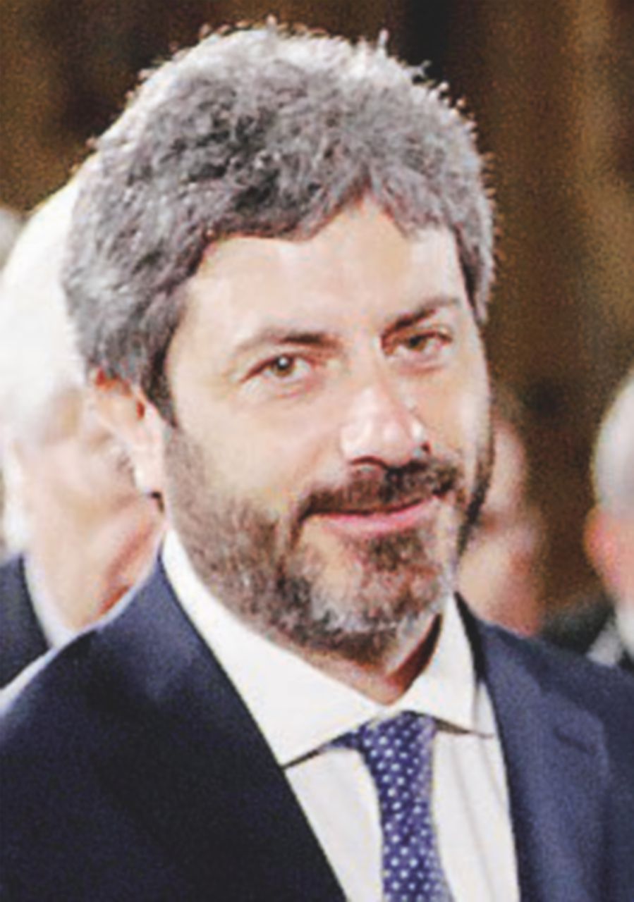 La compagna di Fico replica alle Iene con la canzone di Guccini La compagna di Fico replica alle Iene con la canzone di Guccini