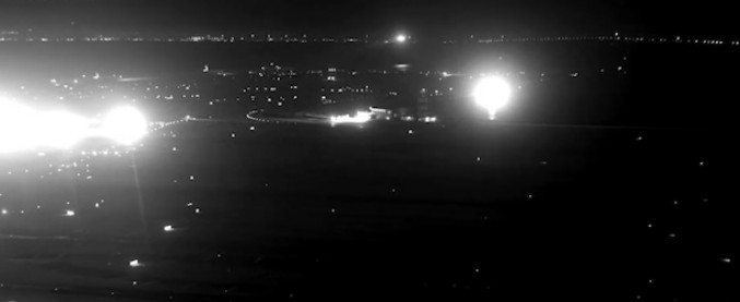 Copertina di Sbaglia pista d’atterraggio e rischia di schiantarsi contro un altro aereo: la manovra del pilota è in extremis