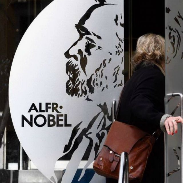 Premio Nobel letteratura, nel 2018 non sarà assegnato dopo scandalo molestie e inchiesta su reati finanziari: “Crisi fiducia”