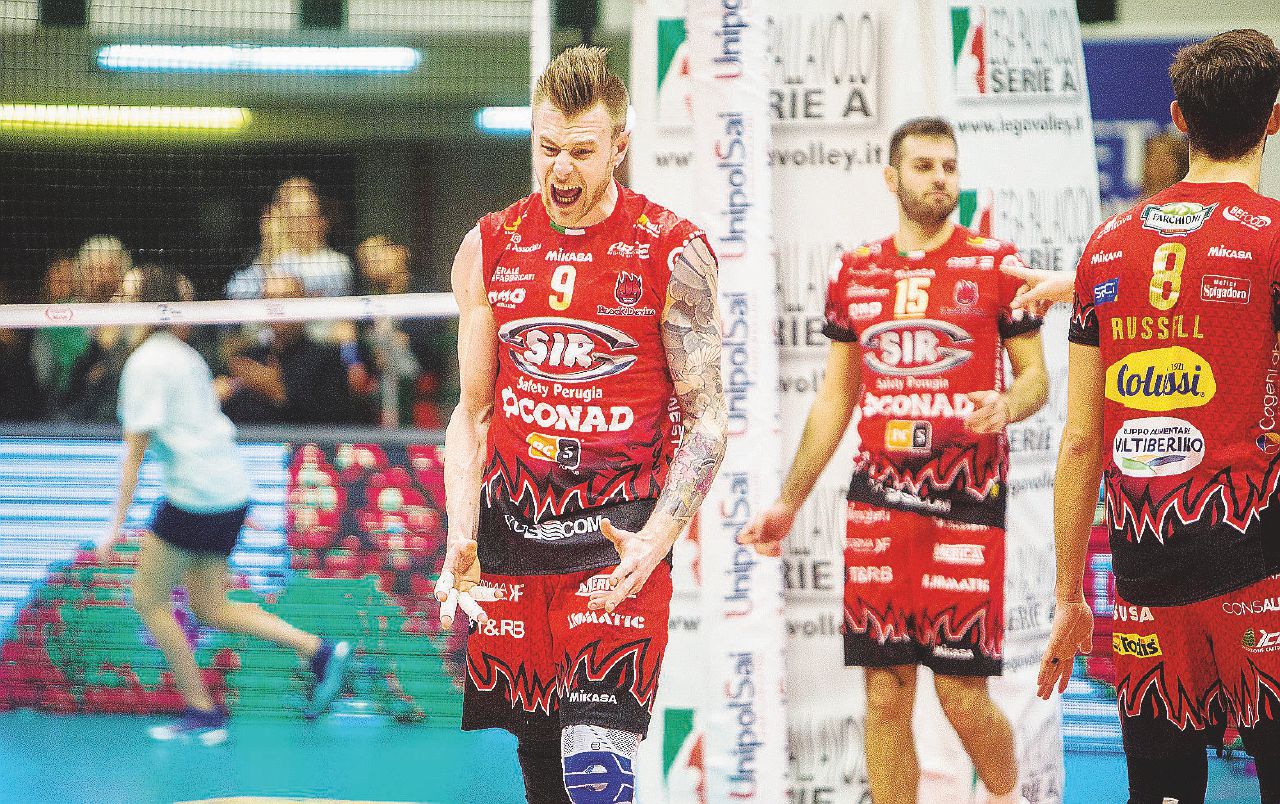 In campo - In alto la formazione di Perugia con Zaytsev; in basso lo juventino Dybala Civitanova-Perugia, è ancora la finale più bella al mondo