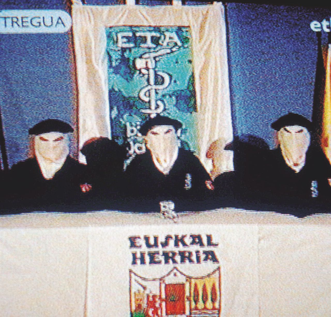 Mai più cappucci - Membri di Euskadi Ta Askatasuna nel 2006 - Ansa Addio all’Eta: dissolto l’ultimo gruppo terroristico d’Europa