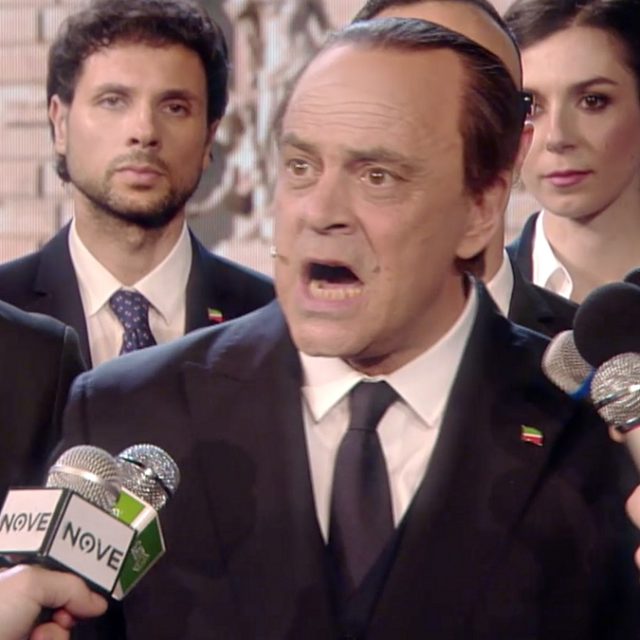 Crozza è Berlusconi, uno dei più grandi poeti del nostro tempo: “Silvio, rimembri ancora quel tuo membro immortal…”
