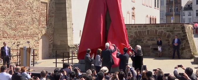 Copertina di Karl Marx torna a casa sua. A Treviri inaugurata la posa della statua del filosofo, contestato regalo della Cina