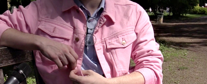 Copertina di Milano, aggressione omofoba ai danni di un 18enne. La denuncia: “Io, picchiato perché indossavo questa giacca”