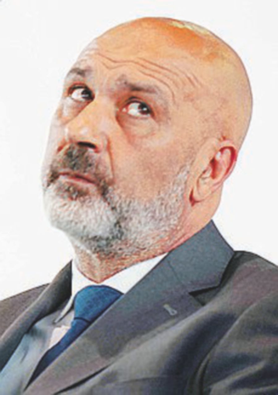 Pirozzi consigliere: adesso non è più sindaco di Amatrice Pirozzi consigliere: adesso non è più sindaco di Amatrice