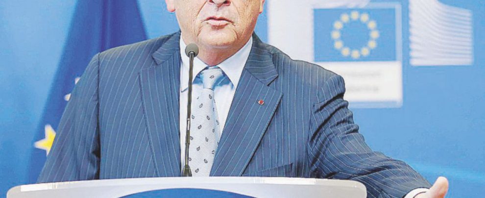 Burocrati - Il presidente della Commissione europea Juncker - LaPresse L’esecutivo del Colle ha il programma Ue: nuovi tagli e più tasse