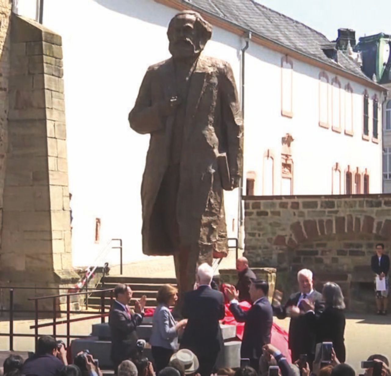 Anniversario - Karl Marx nacque a Treviri il 5 maggio 1818. Il “Manifesto del partito comunista” fu pubblicato nel 1848 Il Marx con gli occhi a mandorla beffa i tedeschi