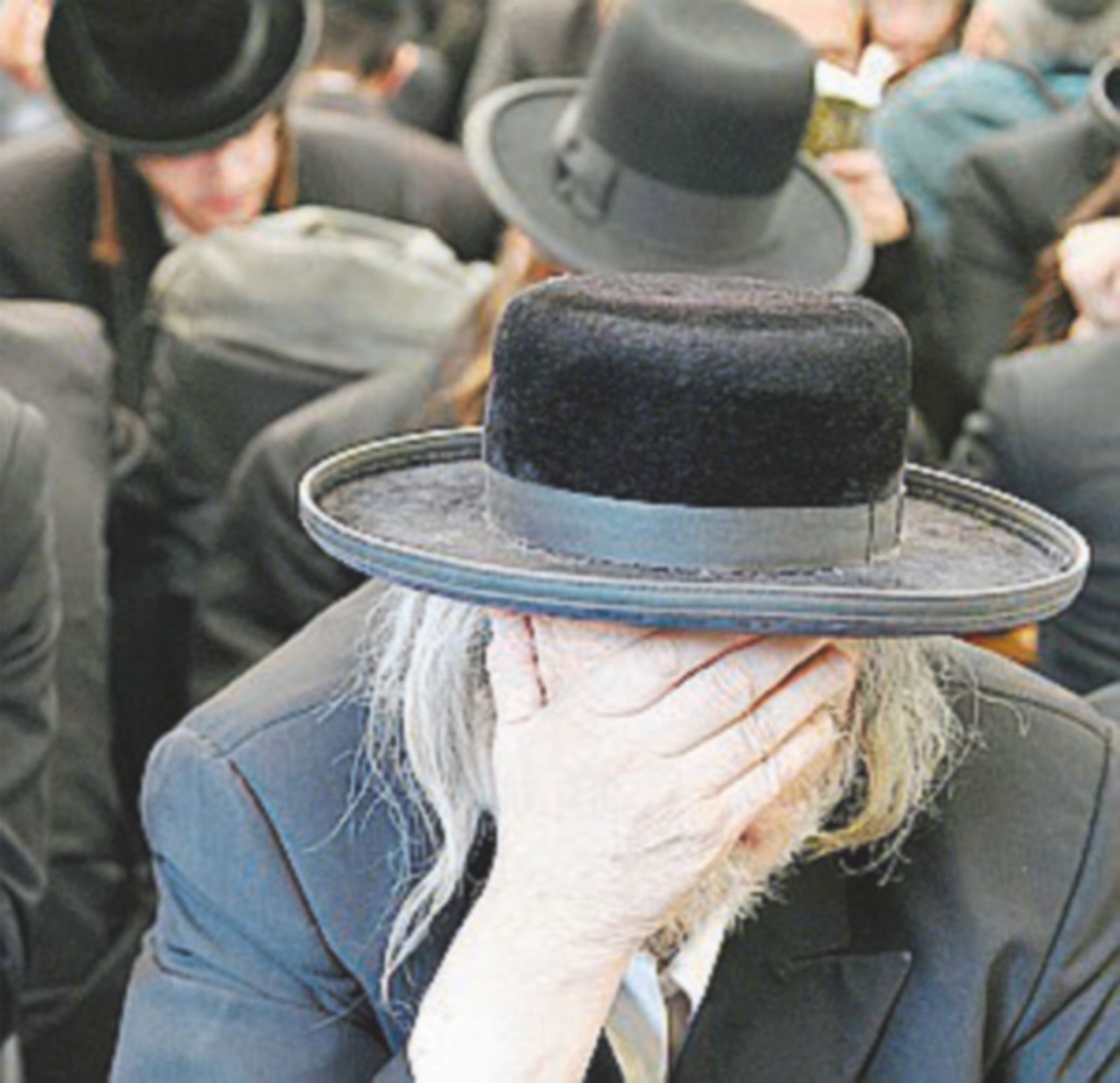 Ultra ortodossi in preghiera - Ansa La “scorta” dei rabbini che vegliano su chi scrive anche durante lo “shabbat”