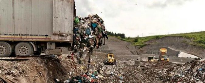 Rifiuti, il “modello Peccioli”: il cuore produttivo del paese è la discarica. Il sindaco? E’ dipendente dell’impianto (ed ex ad)