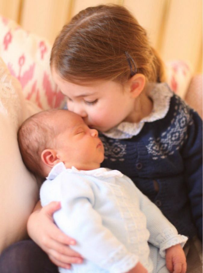 Royal baby, ecco Louis negli scatti di mamma Kate e Charlotte che bacia il fratellino