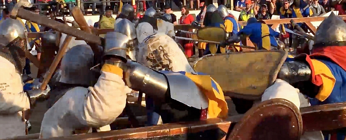 Copertina di Botte da orbi in costume medievale, da tutto il mondo per darsele al Battle of the Nations. A Roma la finale mondiale