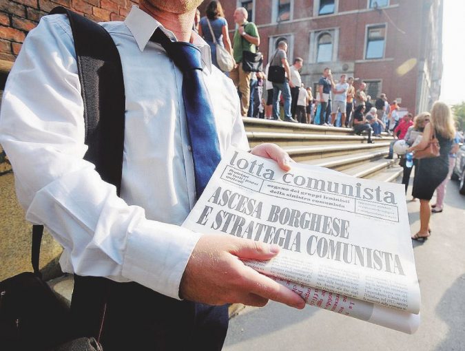 Dietro una porta improvvisamente falce e martello Dietro una porta improvvisamente falce e martello