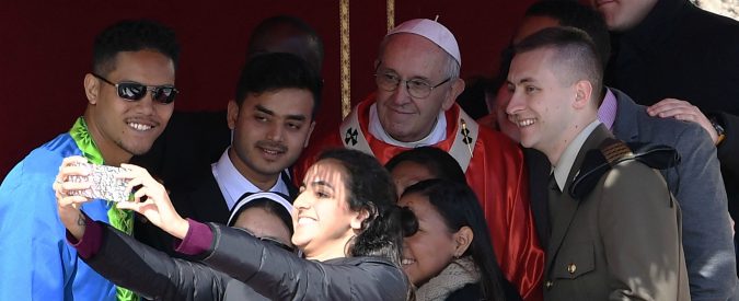 Papa Francesco, selfie con i fedeli e milioni di follower su Instagram. Il volto social di Bergoglio